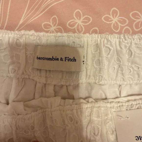Abercrombie & Fitch White Eyelet Women Shorts - Picture 3 of 3